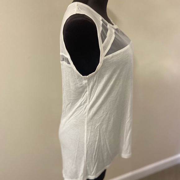 BCBG MaxAzria sleeveless white top size M - Picture 2 of 10